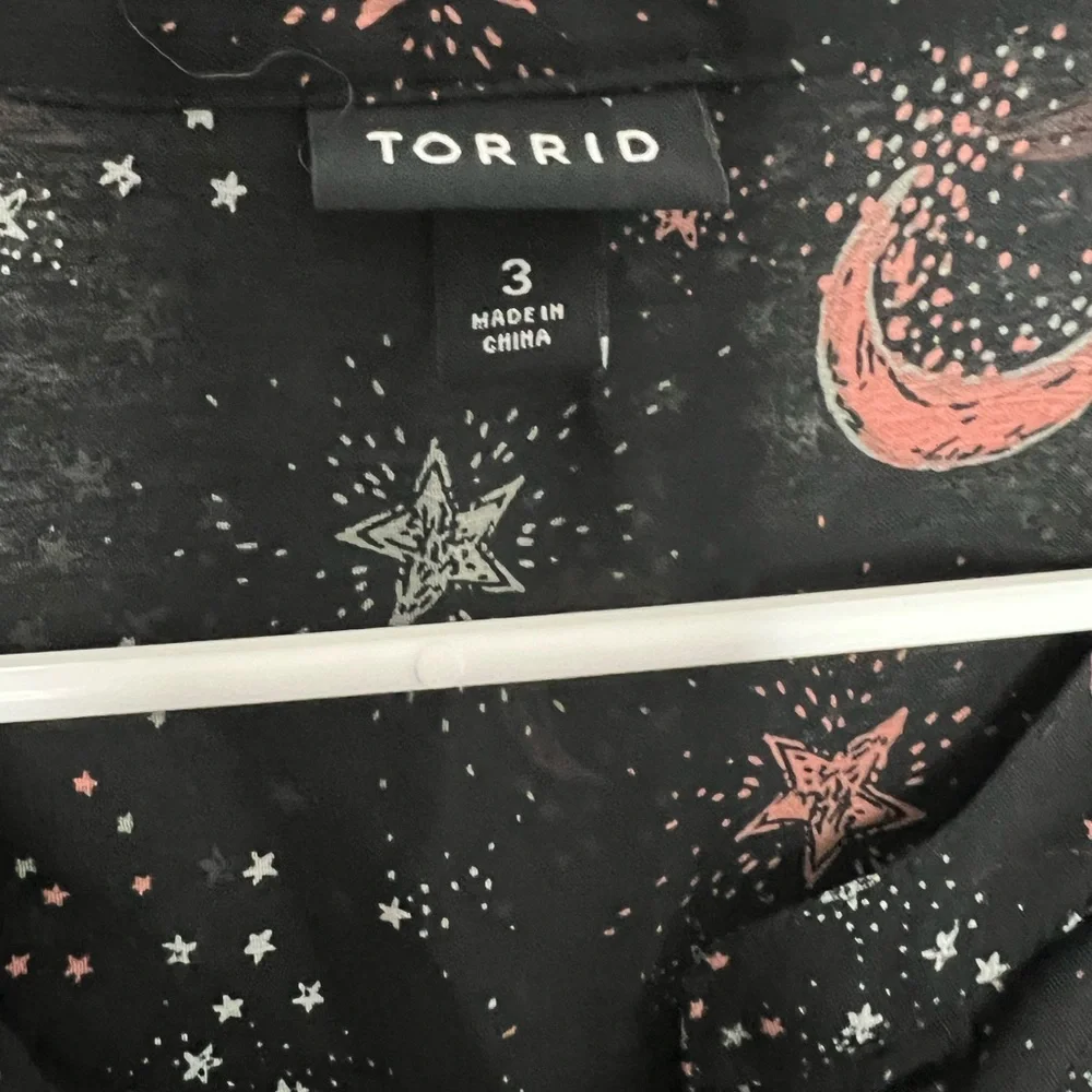 Black Star Print Chiffon Banded Top-Torrid - Picture 5 of 9